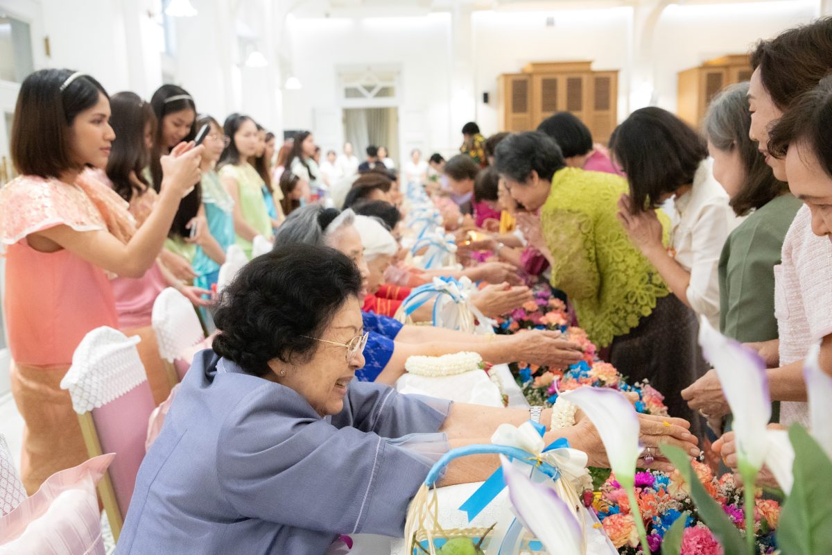 บรรยากาศ พิธีสรงน้ำพระพุทธรูป และรดน้ำขอพร อดีตผู้บริหารฝ่ายการพยาบาล ร่วมสืบสานประเพณีไทย เนื่องในวันสงกรานต์ปี 2568